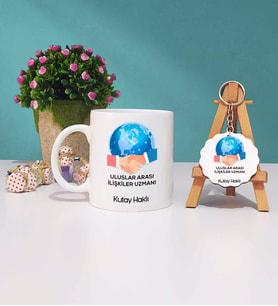 Uluslararası İlişkiler Uzmanı Kupa Bardak ve Ahşap Anahtarlık Hediye Seti