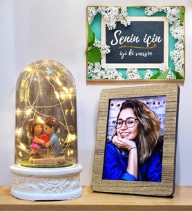 Kişiye Özel Fotoğraflı Hediye  Led Işıklı Fanus  Kalp Tutan Çift Biblolu