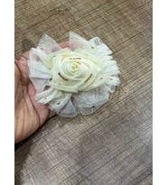 9X9 CM TAŞLI TOMURCUK TÜLLÜ ÇİÇEK BROŞ YAKA İĞNESİ TÜRBAN İĞNESİ (Ekru)