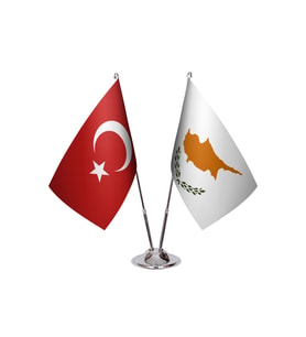 Güney Kıbrıs İkili Masa Bayrağı