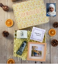 Kişiye Özel Karikatürlü Cute But Capricorn Oğlak Burcu Hediye Kutusu - Kişiye Özel Lüks Pastel Fincan, El Kremi, Ahşap Fotoğraf Çerçevesi Doğum Günü Hediyesi