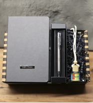 Kişiye Özel Defter & Kişiye Özel Metal Tükenmez Kalem & Araç Kokusu Hediye Seti