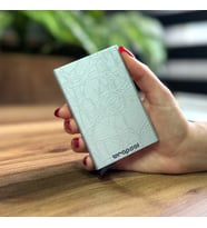 Mekanizmalı Kartlık Rfid Korumalı Alüminyum Otomatik Mekanizmalı Kredi Kartlık Desenli Çizgisel Kabartmalı Gri