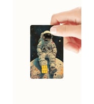 Ay Üzerinde Oturan Astronot Temalı Kredi Ve Banka Kartı Kaplama Sticker