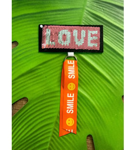 12X5 CM ÜTÜ İLE YAPIŞAN PAYETLİ GÜLEN SURATLI LOVE YAZI ARMA APLİKE