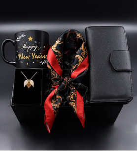 Yılbaşına Özel Happy New Years Kupa & Kırmızı Siyah Fular & Siyah Kadın Cüzdan & Melek Kanatlı Kolye Hediye Seti