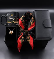 Yılbaşına Özel Happy New Years Kupa & Kırmızı Siyah Fular & Siyah Kadın Cüzdan & Melek Kanatlı Kolye Hediye Seti