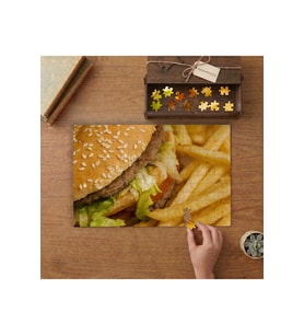 Yakın Çekim Hamburger ve Patates Kızartması Tasarımı 240 parça Ahşap Puzzle Ahşap Kutuda MP01758