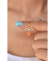 925 Ayar Gümüş Turuncu Mineli S Harf Lotus Çiçeği Kolye