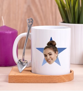 Kişiye Özel Mavi Yıldız Kafa Fotoğraflı Ahşap Altlıklı Beyaz Kupa Bardak