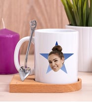 Kişiye Özel Mavi Yıldız Kafa Fotoğraflı Ahşap Altlıklı Beyaz Kupa Bardak