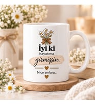 İyi Ki Hayatıma Girmişsin Yazılı Çiçekli Baskılı Kupa – Dostluk Hediyesi