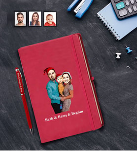 Kişiye Özel Yılbaşı Aile Karikatürlü Kırmızı Defter Kalem Hediye Seti Model-1