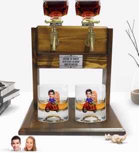 BK Gift Kişiye Özel Renkli Baskılı Sevgililer Karikatürlü İkili Viski Bardağı ve Çift Musluklu Doğal Ahşap Viski Standı-10 (Model 1)