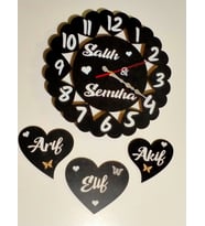 DUVAR SAATİ AİLE SADETİ TÜM AİLE BİREYLERİNİN İSMİ  YAZILI