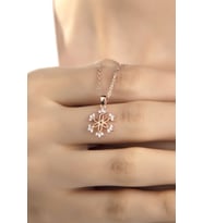 Kadın Orjinal 925 Ayar Gümüş Zirkon Taşlı Kartanesi Model Kolye (Rose)