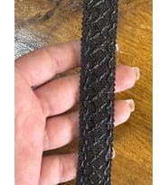EN 2 CM SİYAH İŞLEMELİ ŞERİT DİKİŞ GİYİM AKSESUARI 1 METRE