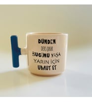 Kişiye Özel Dünden Ders Çıkar Bugünü Yaşa Yarın İçin Umut Et Baskılı Mavi Kulplu T Kupa (Beyaz)