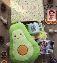 Kişiye Özel Karikatürlü Muhasebeci Hediye Kutusu - Kişiye Özel T Pastel Kupa, Peluş Yastık, Fotoğraf 1 Adet Muhasebeciler Günü Hediyesi