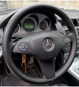 DİKİŞLİ DİREKSİYON KILIFI MİNİKARE KARBON DERİ SİYAH DİKİŞ MERCEDES C180 FOTODAKİ DİREKSİYON
