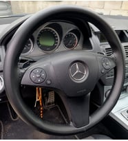 DİKİŞLİ DİREKSİYON KILIFI MİNİKARE KARBON DERİ SİYAH DİKİŞ MERCEDES C180 FOTODAKİ DİREKSİYON