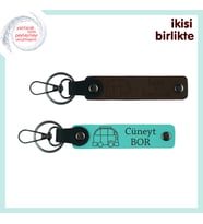 Karavanda Yaşanmış Anılara Kişisel Hediye, Deri Anahtarlık x2’li, İsim Yazılı, Koyu Kahve-Turkuaz