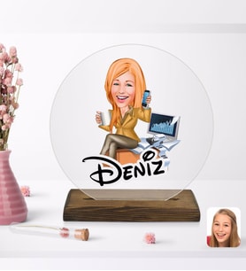 BK Gift Kişiye Özel Kadın Muhasebeci Karikatürlü Yuvarlak Ahşap Standlı Biblo-1