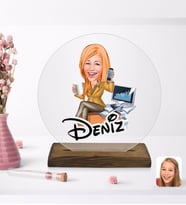 BK Gift Kişiye Özel Kadın Muhasebeci Karikatürlü Yuvarlak Ahşap Standlı Biblo-1