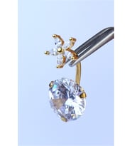 Çiçekli Beyaz Taş Göbek Gold Piercing