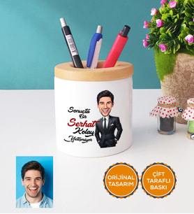 Kişiye Özel Karikatürlü Kolay Yetişmiyor Kalemlik Erkek Sevgiliye Abiye Babaya Doğum Günü Hediyesi (Beyaz)