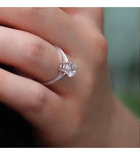Starlight Diamond Yuvarlak Kesim Tek Taş Gümüş Yüzük