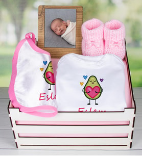 eJOYA Ahşap Sandıkta Kişiye Özel Zıbın Önlük Fotoğraf Çerçevesi Ve Patik Bebek Hediye Seti 109397 (Model 2)
