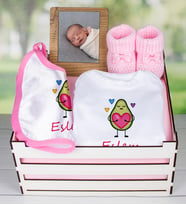 eJOYA Ahşap Sandıkta Kişiye Özel Zıbın Önlük Fotoğraf Çerçevesi Ve Patik Bebek Hediye Seti 109397 (Model 2)