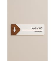 Lucena Kadın WC Ofis Oda Kapı İsimliği Yönlendirme Tabelası Levhası Kişiselleştirilebilir
