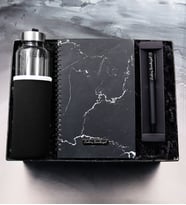 Kişiye Özel Mermer Desenli Defter & Özel Kılıflı 500Ml Su Matarası & Siyah Mat Roller Kalem Hediye Seti