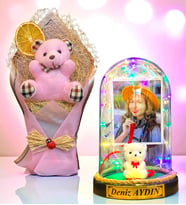 Sizlere Özel İsimli Fotoğraflı Renkli Led Işıklı Fanus ve Pembe Peluş Ayıcık Buketi (Model 1)