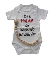 Hoşgeldin Bebek, Yenidoğan Ünisex Bebek, İyi ki Halam Var Baskılı Badi ve İsimli Emzik Askısı Hediye Seti (Krem)
