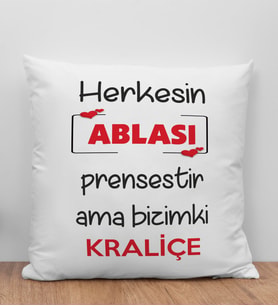 BK Gift Herkesin Ablası Prensestir Ama Bizimki Kraliçe Tasarımlı Beyaz Kırlent Yastık, Ev Hediyesi, Doğum Günü Hediyesi