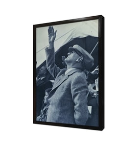 Atatürk Gökyüzüne Bakarken Çerçeveli Mdf Tablo