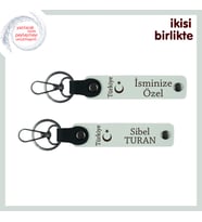 Kardeşe Kalıcı Hediye, Ayyıldız ve Türkiye Yazılı İsim Soyisimli 2’li Anahtarlık Set, Beyaz-Beyaz