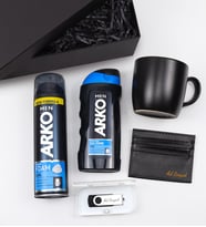 Kişiye Özel Siyah Kartlık & Siyah Mat Kupa &  Arko Men Tıraş Köpüğü & Arko Men Tıraş Kolonyası & 32Gb Usb Bellek Hediye Seti