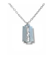 Jilet Figürlü Gotik Stil Kolye – Gümüş Renk Unisex Metal Takı