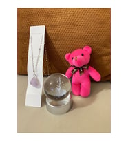 "Sevgi ve Enerji Seti – Doğal Taş Kolye, Kristal Küre ve Peluş Ayıcık Anahtarlık Hediyelik Set" (Silver)