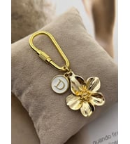 Altın Renk Çelik Çiçek Figürlü Harf Detaylı Anahtarlık – Kişiye Özel Harf Charm (Gold)