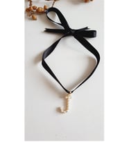 J HARF TARZ İNCİLİ KURDELA CHOKER KOLYE