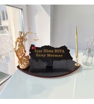Sümen Ofis için Doğal Siyah Mermer İsimlik Gold Tasarımlı Kalem ve Adalet Biblo
