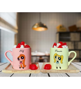 Powerpuff Blossom & Bubbles Arkadaş Çift Tasarımlı Pembe & Sarı Ahşap Tabaklı Kişiye Özel Türk Kahvesi Fincanı Seti