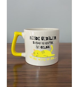 Bizide Üzdüler Sabah Kalktık İşe Geldik Baskılı Sarı Kulplu D Kupa (Beyaz)