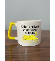 Bizide Üzdüler Sabah Kalktık İşe Geldik Baskılı Sarı Kulplu D Kupa (Beyaz)