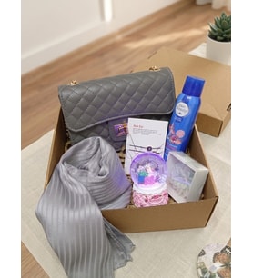 SEVGİLİYE ÖZEL, ÇANTA, ŞAL ,KAR KÜRESİ DEODORANT VE ŞANS BİLEKLİĞİ VE MUM KONSEPT PREMİUM KADIN HEDİYE KUTUS, DOĞUM GÜNÜ